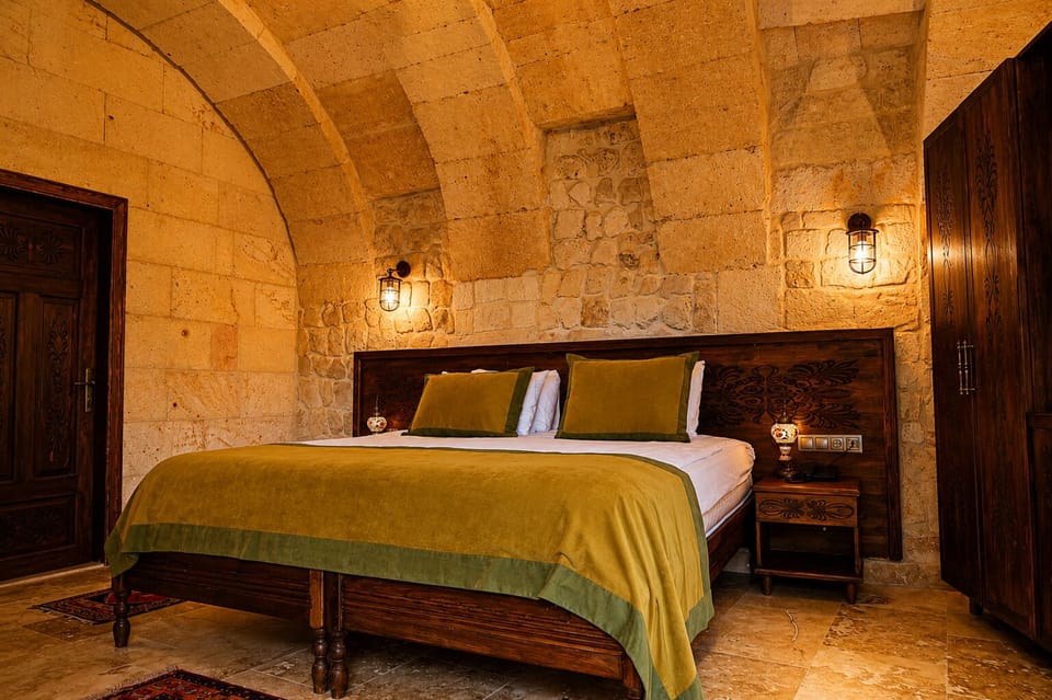 Deluxe Room | Hypo-allergenic bedding available, minibar, WiFi (free)