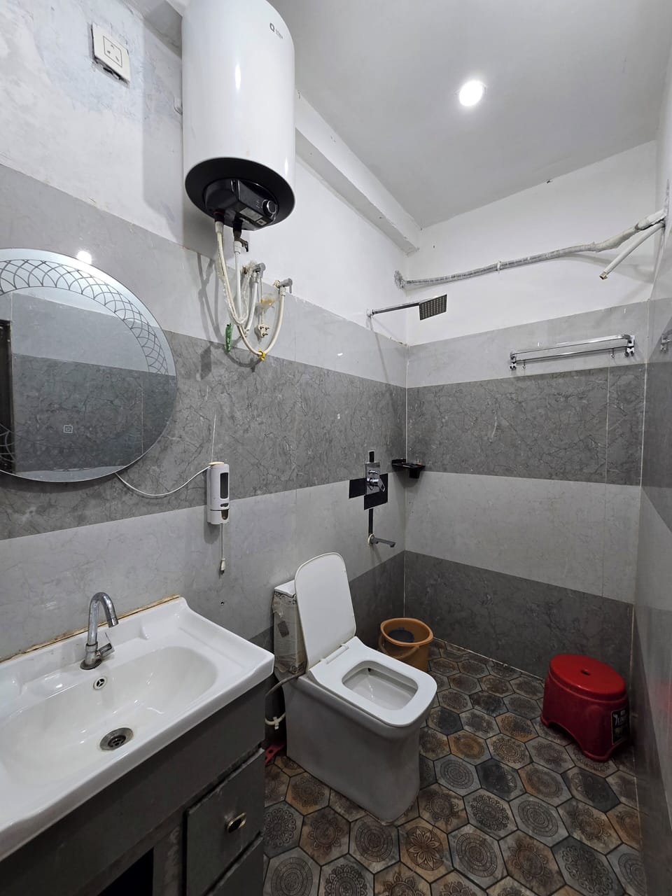 Deluxe Double Room | Bathroom | Separate tub and shower, free toiletries, slippers, towels