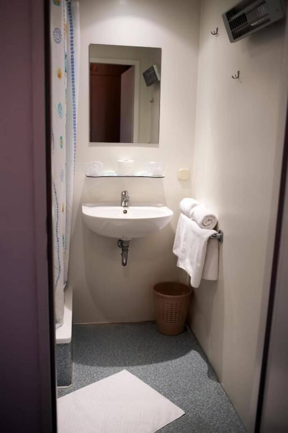 Double or Twin Room, Non Smoking | Bathroom | Towels, soap, shampoo, toilet paper