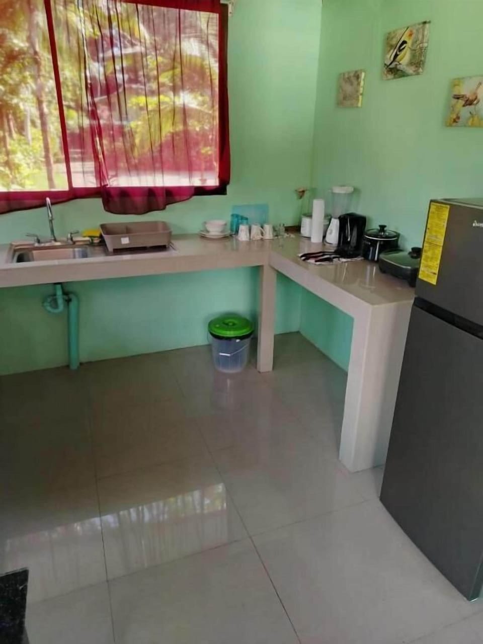 Fridge, microwave, stovetop, cookware/dishes/utensils