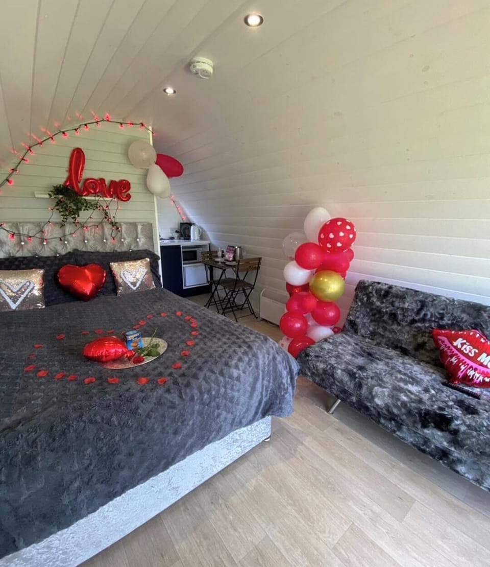 1 bedroom, bed sheets