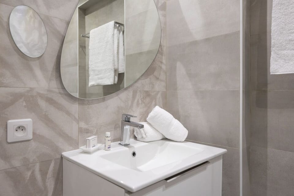 Standard Double Room, Ensuite | Bathroom | Slippers