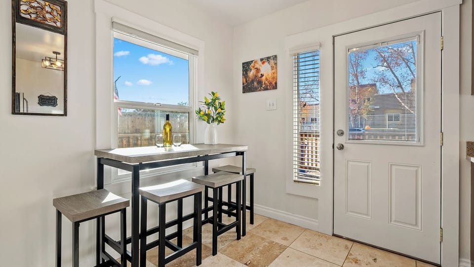 Paso on Oak by Avantstay Cottage-style Home + Full Kitchen + Front Deck Near Downtown Cottage in Paso Robles