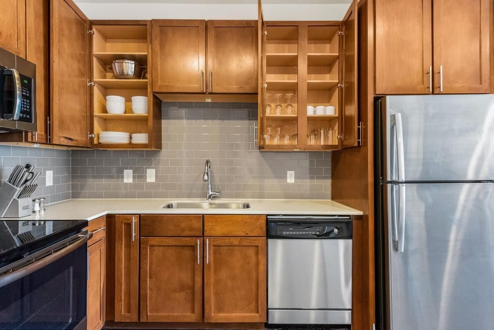 Coffee/tea maker, fridge