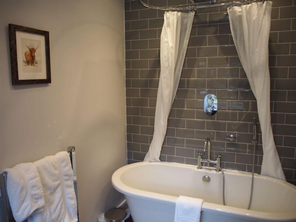 Luxury Double Room, Garden View (Urquhart) | Deep soaking bathtub