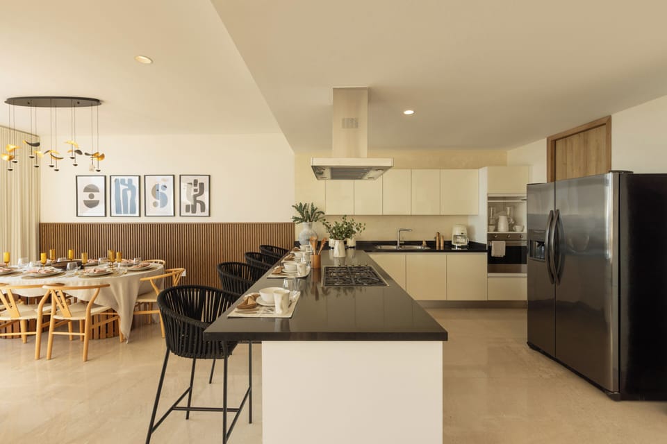 Deluxe Penthouse, 3 Bedrooms, Sea View | Private kitchen | Fridge, microwave, oven, stovetop
