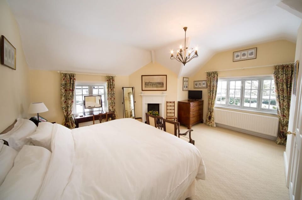 Superior Double or Twin Room (Lewisham) | Individually decorated, individually furnished, desk, laptop workspace