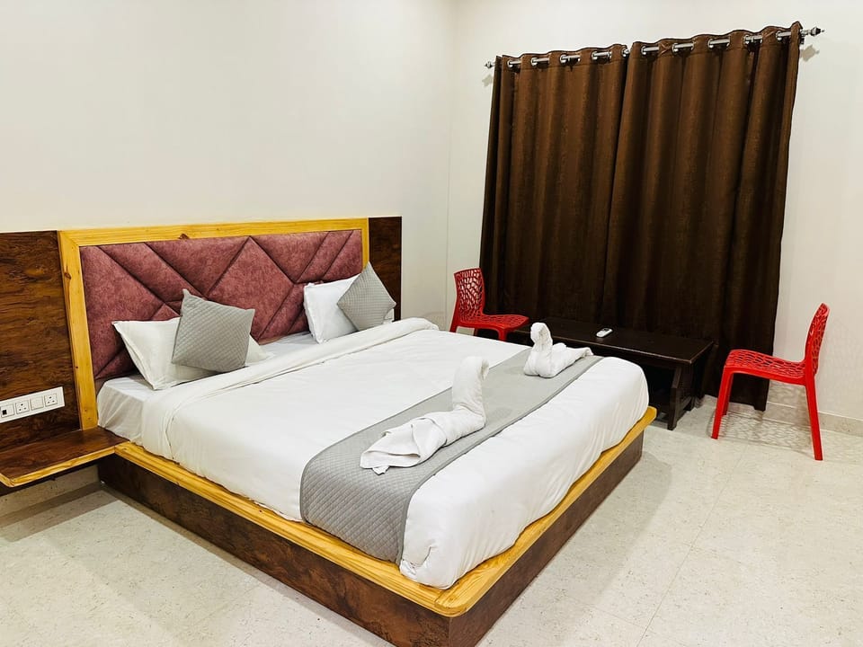Deluxe Room | Iron/ironing board, WiFi (free)