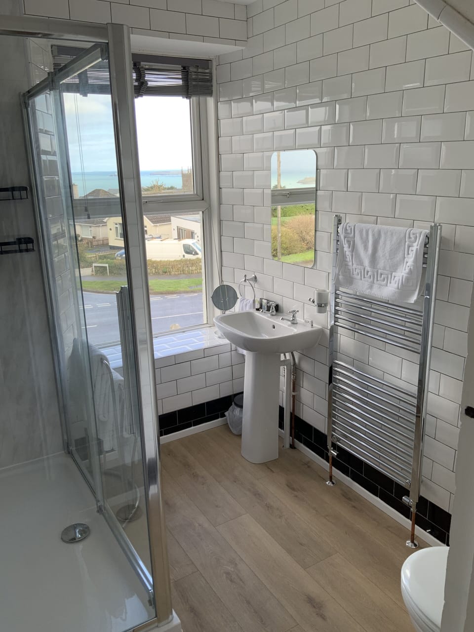 Family Room | Bathroom | Shower, free toiletries, hair dryer, towels