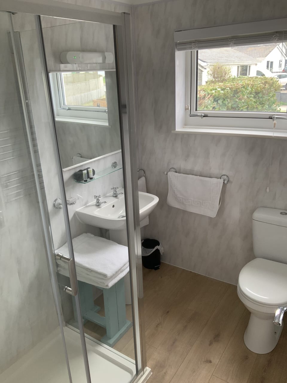 Family Room | Bathroom | Shower, free toiletries, hair dryer, towels