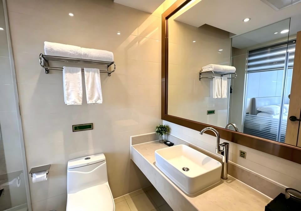 Superior Double Room | Bathroom | Shower, free toiletries, hair dryer, towels