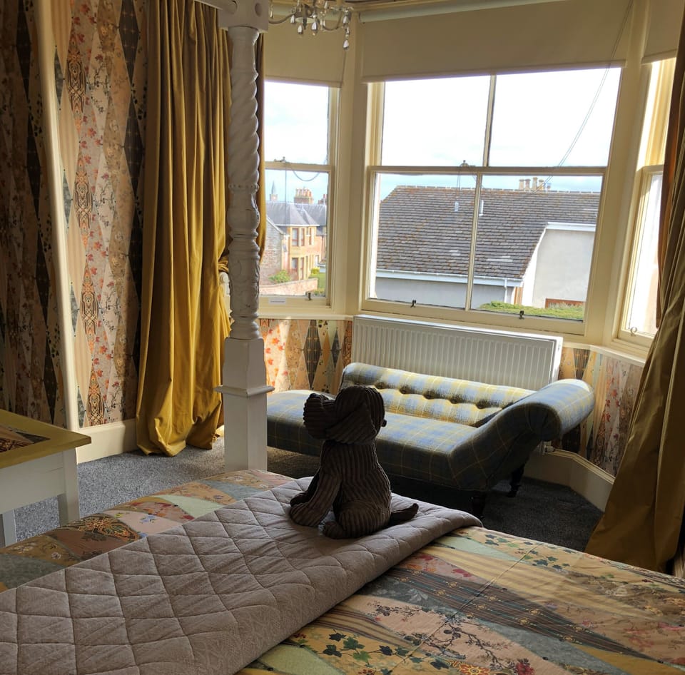 Superior Double Room, Fireplace (Bay Window) | Individually decorated, individually furnished, desk, soundproofing