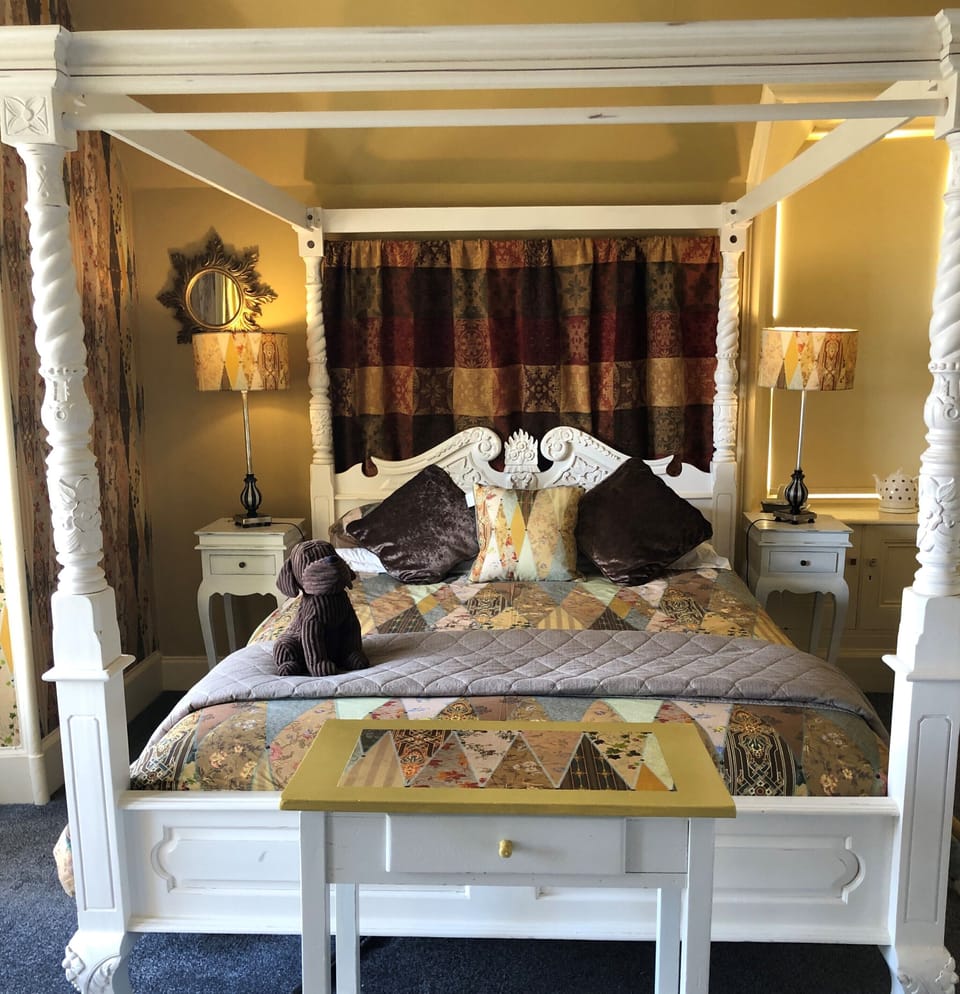 Superior Double Room, Fireplace (Bay Window) | Individually decorated, individually furnished, desk, soundproofing