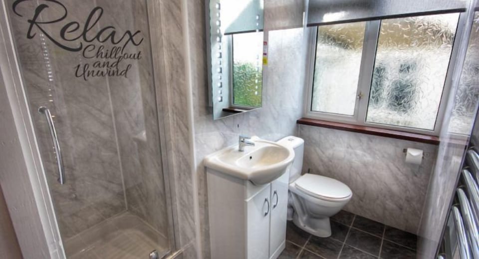 Deluxe Double Room, 1 King Bed, Ground Floor | Bathroom | Shower, free toiletries, hair dryer, towels