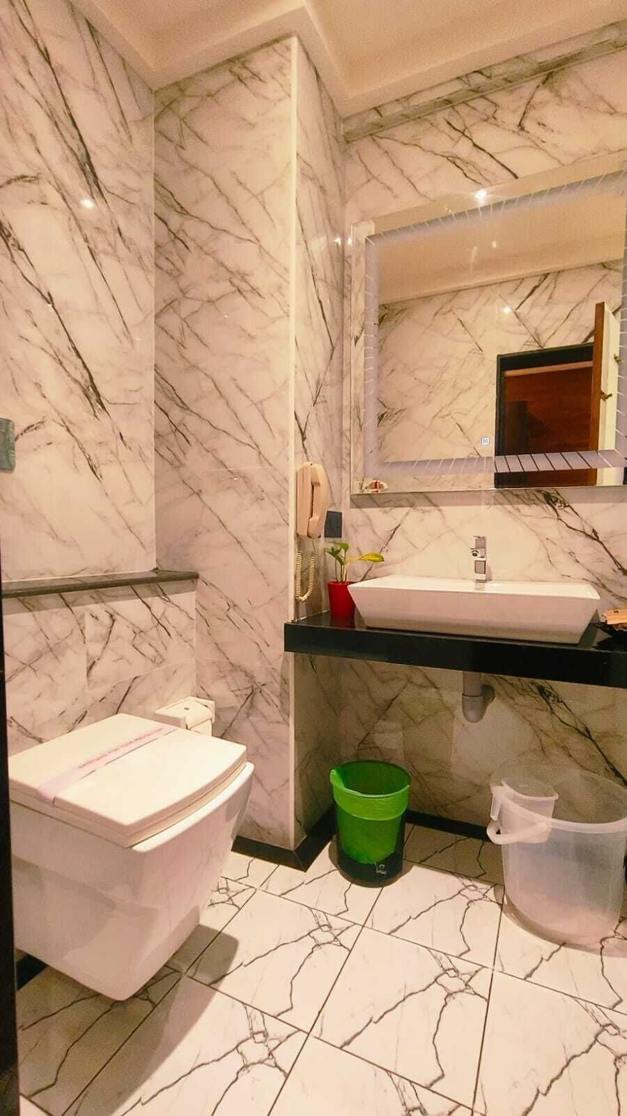 Business Room | Bathroom | Shower, free toiletries, hair dryer, towels