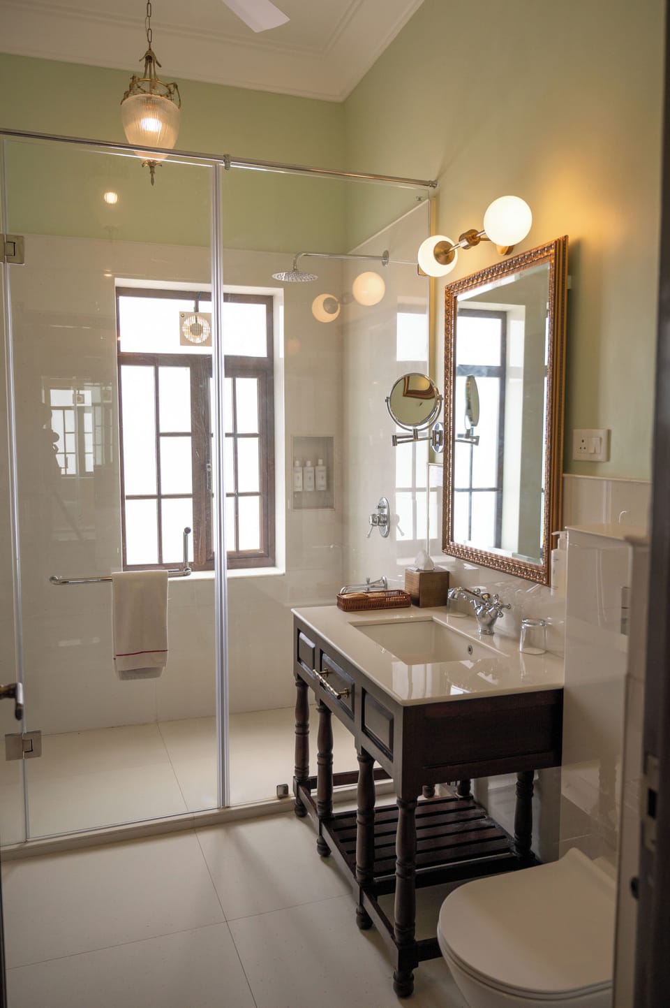 Suite | Bathroom | Shower, free toiletries, hair dryer, slippers
