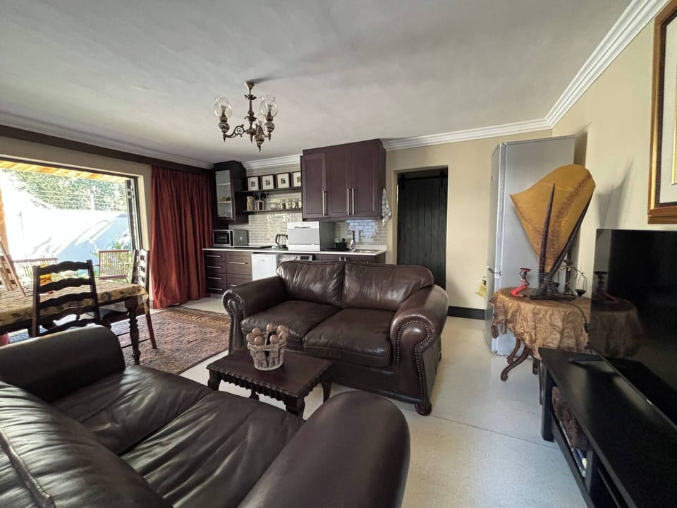 House, 2 Bedrooms, Accessible, Patio | Living room | Books