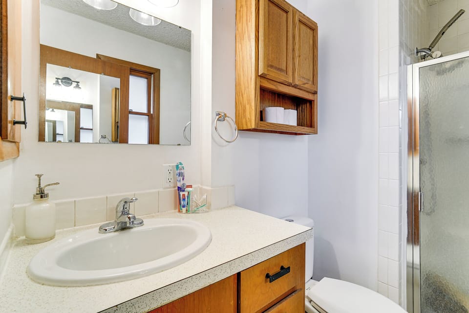 7 Mi to Memorial Stadium! Group Retreat w/ Yard Cottage in Lincoln