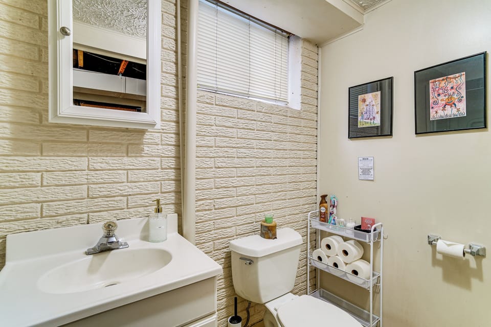 7 Mi to Memorial Stadium! Group Retreat w/ Yard Cottage in Lincoln