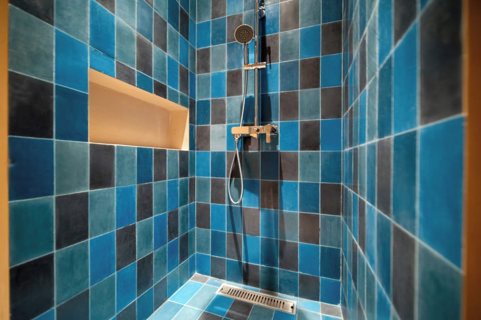 Family Signature Sea View | Bathroom | Shower, hair dryer, slippers, towels