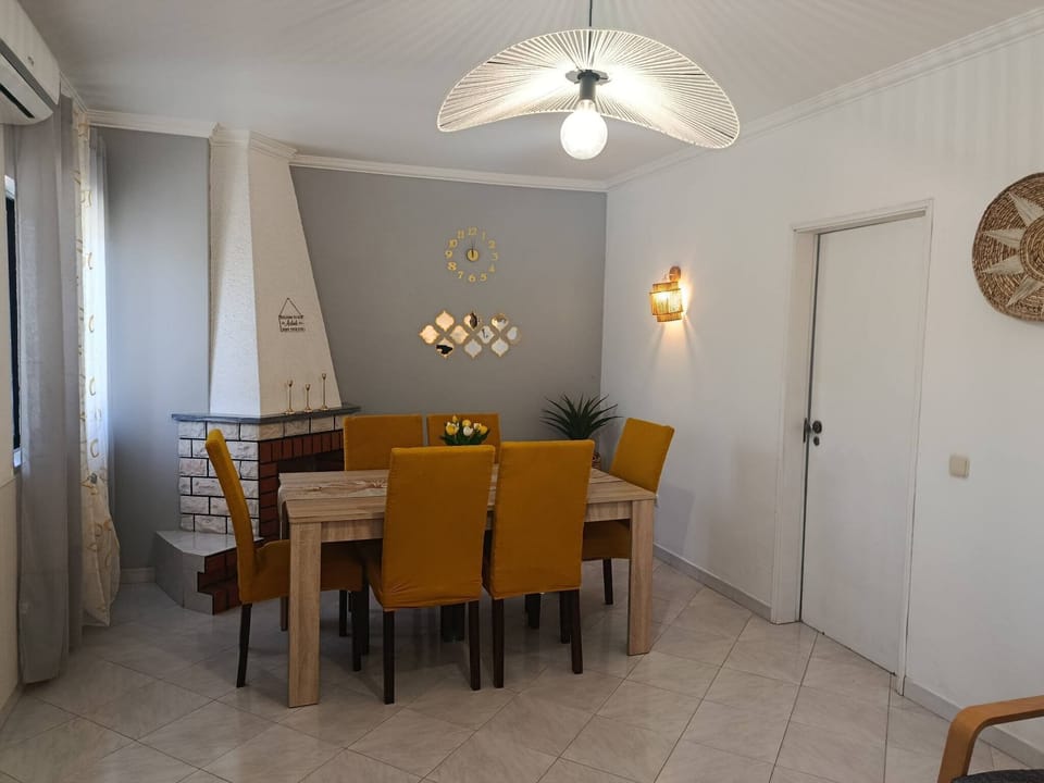Apartment, 2 Bedrooms | Dining room