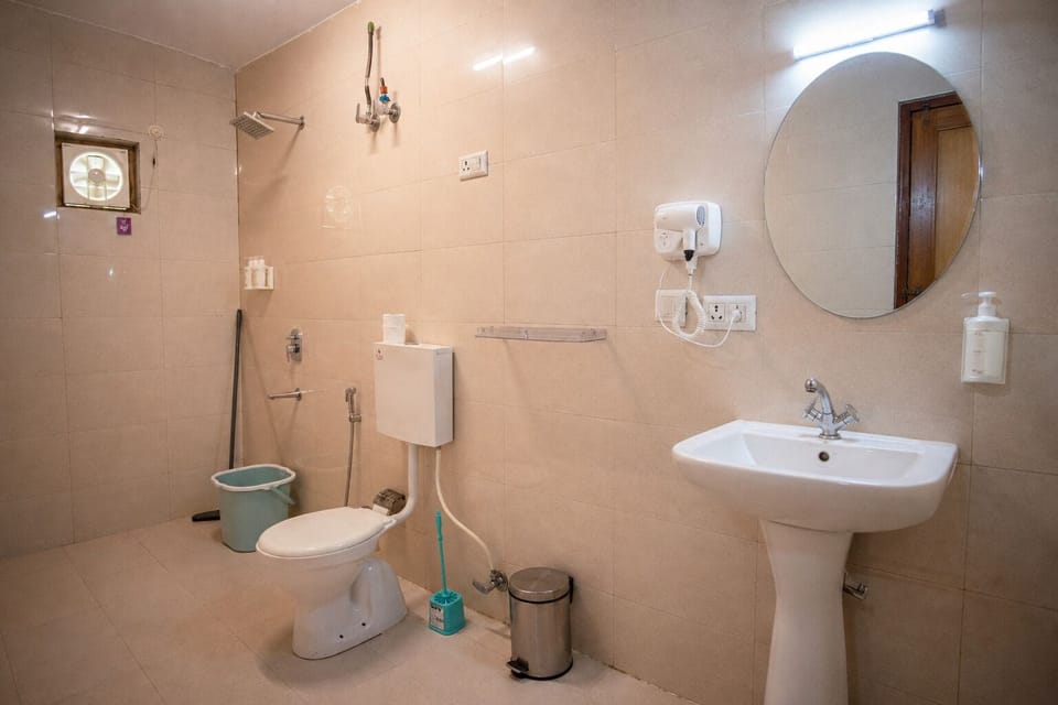 Deluxe Double Room, Balcony, Hill View | Bathroom