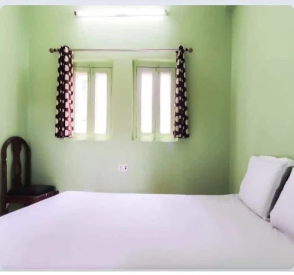Basic Double Room, 1 Double Bed, Non Smoking, Housekeeping | Bathroom | Towels