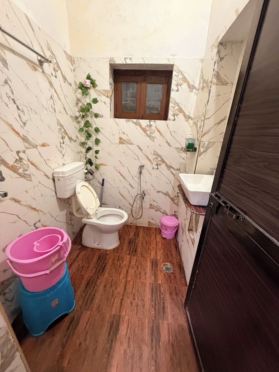 Comfort Double Room | Bathroom | Slippers, towels, soap, shampoo