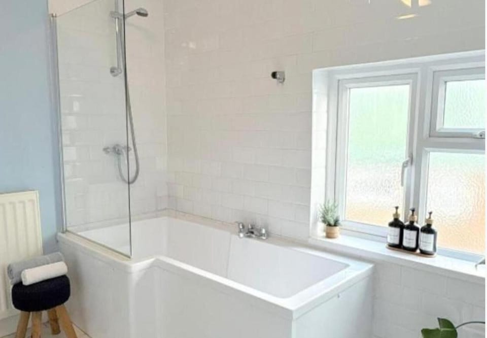 Combined shower/tub, deep soaking tub, towels