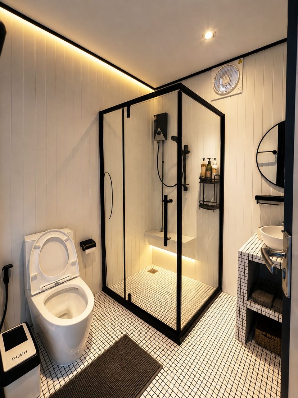 Deluxe Suite, Balcony, River View | Bathroom | Shower, free toiletries, hair dryer, towels
