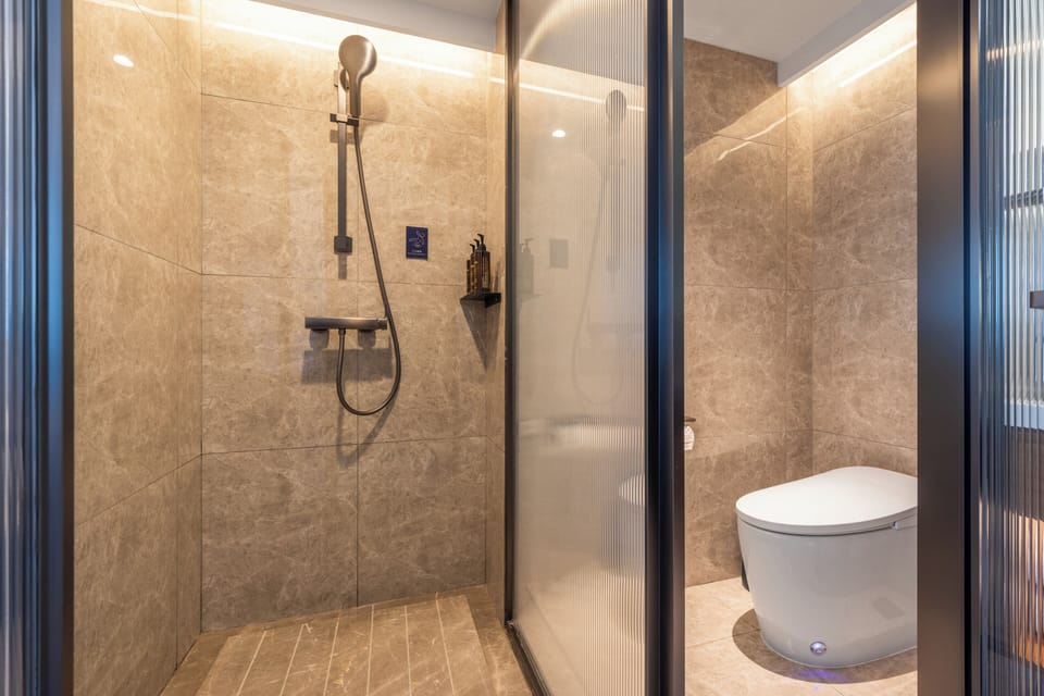 Superior Double Room, Non Smoking, City View | Bathroom | Shower, hair dryer, slippers, towels