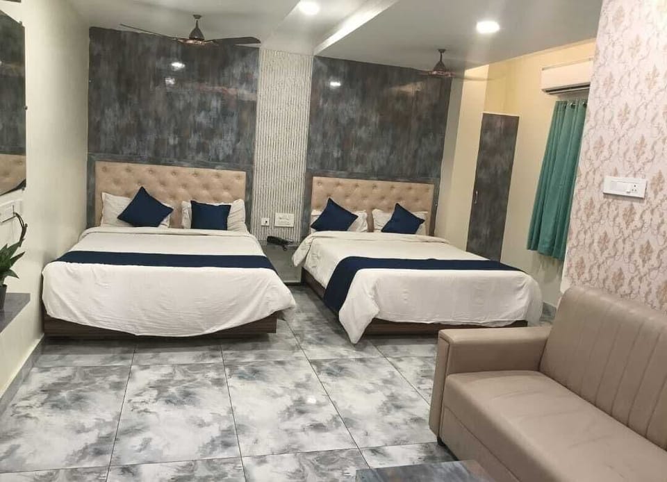 Deluxe Suite | In-room safe, iron/ironing board, WiFi (free)