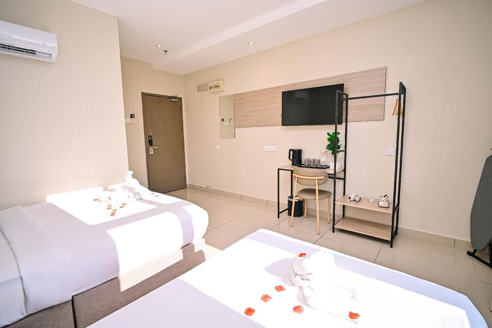 Deluxe Triple Room | Iron/ironing board, WiFi (free)