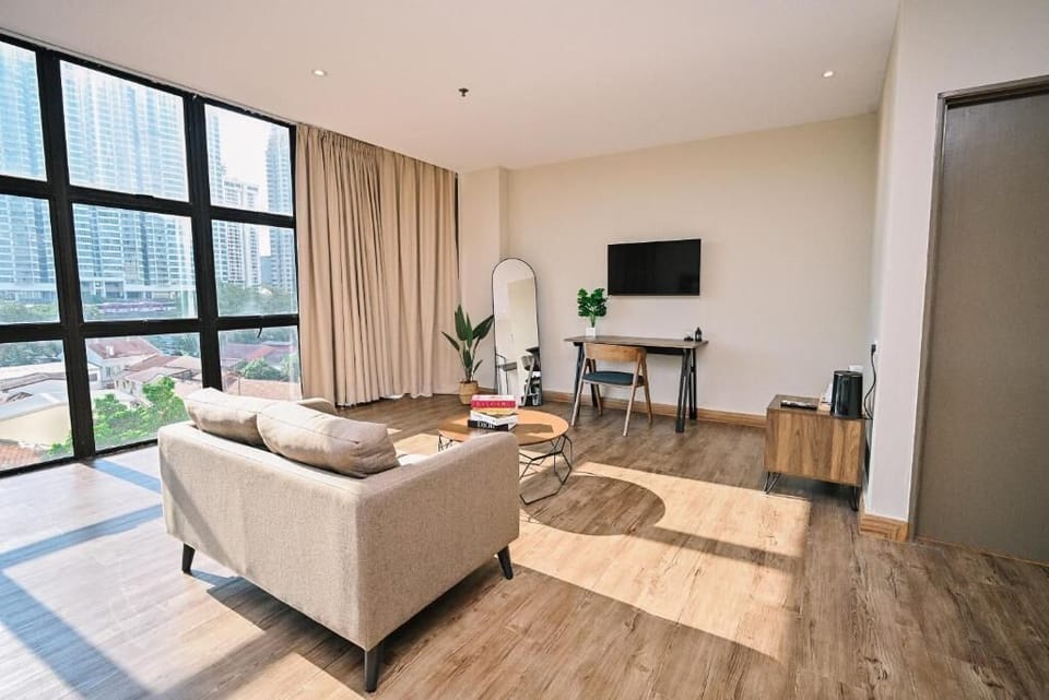 Deluxe Quadruple Room | Living area