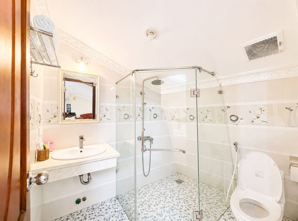 Superior Family | Bathroom | Shower, towels, soap, shampoo