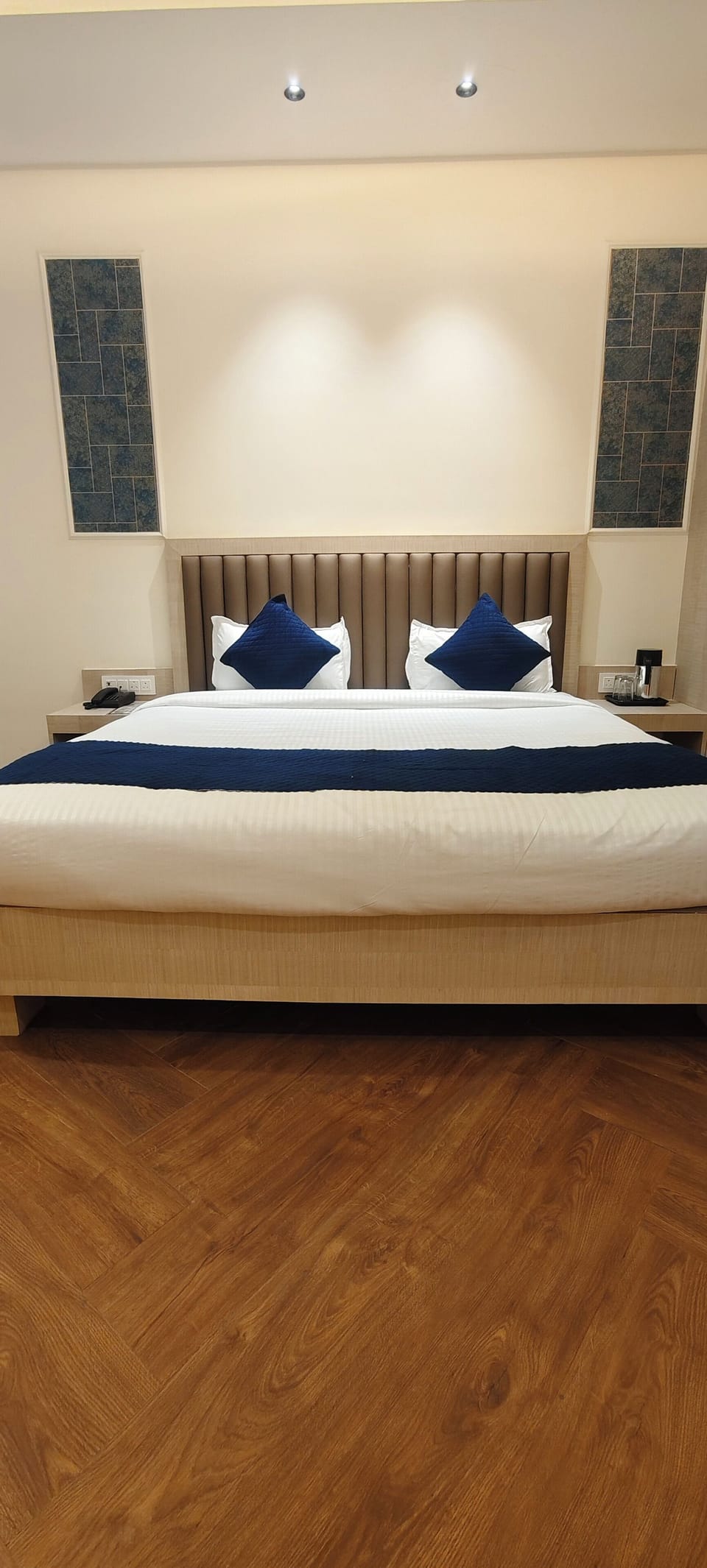 Deluxe Room | Desk, bed sheets