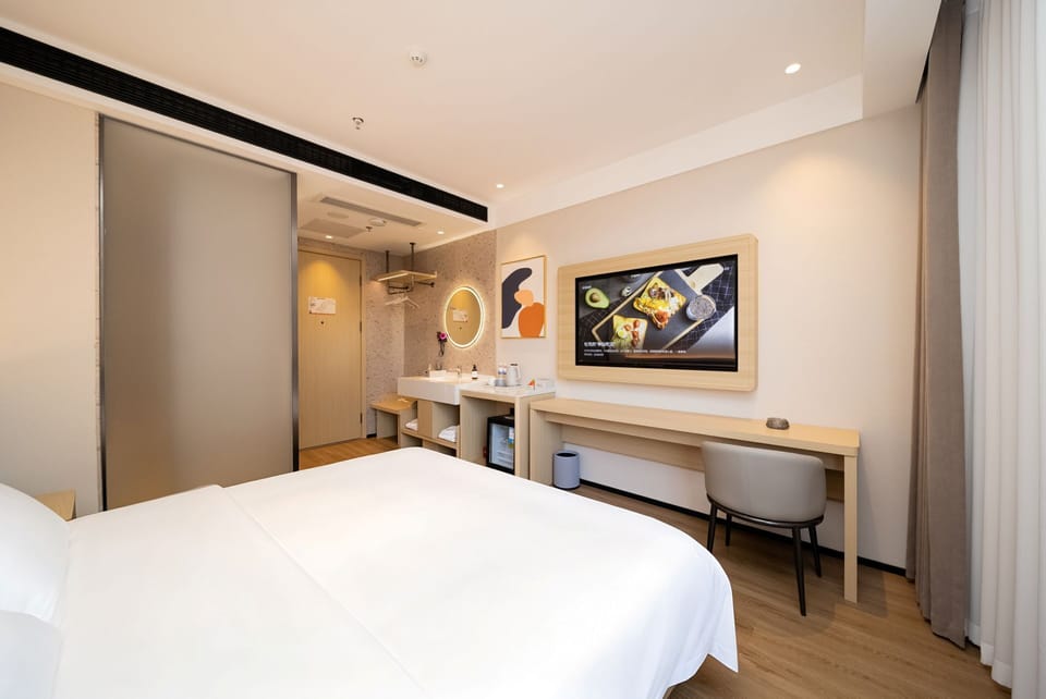 Double Room, 1 King Bed | WiFi (free), bed sheets
