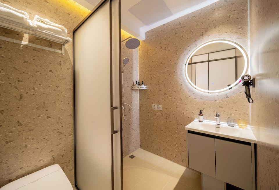 Double Room, 1 King Bed | Bathroom | Shower, hair dryer, towels, shampoo