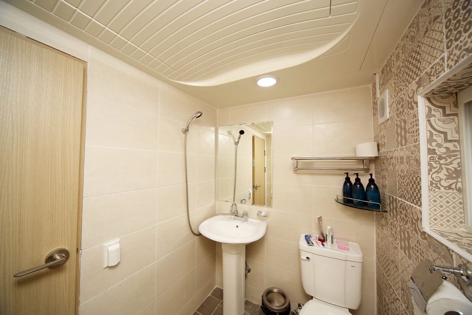 Twin Room | Bathroom | Free toiletries, hair dryer, slippers, towels