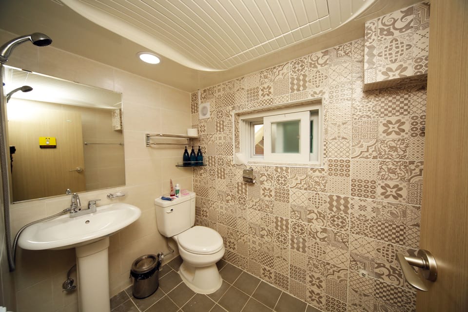 Double Room | Bathroom | Free toiletries, hair dryer, slippers, towels