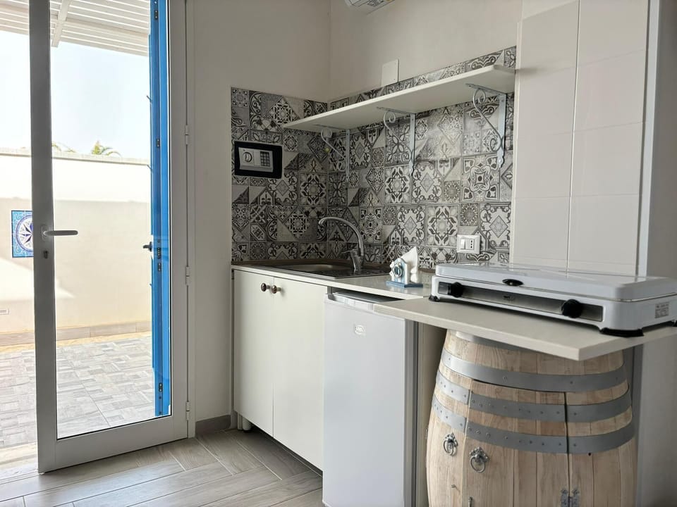 Quadruple Room | Private kitchen | Mini-fridge, stovetop, cookware/dishes/utensils
