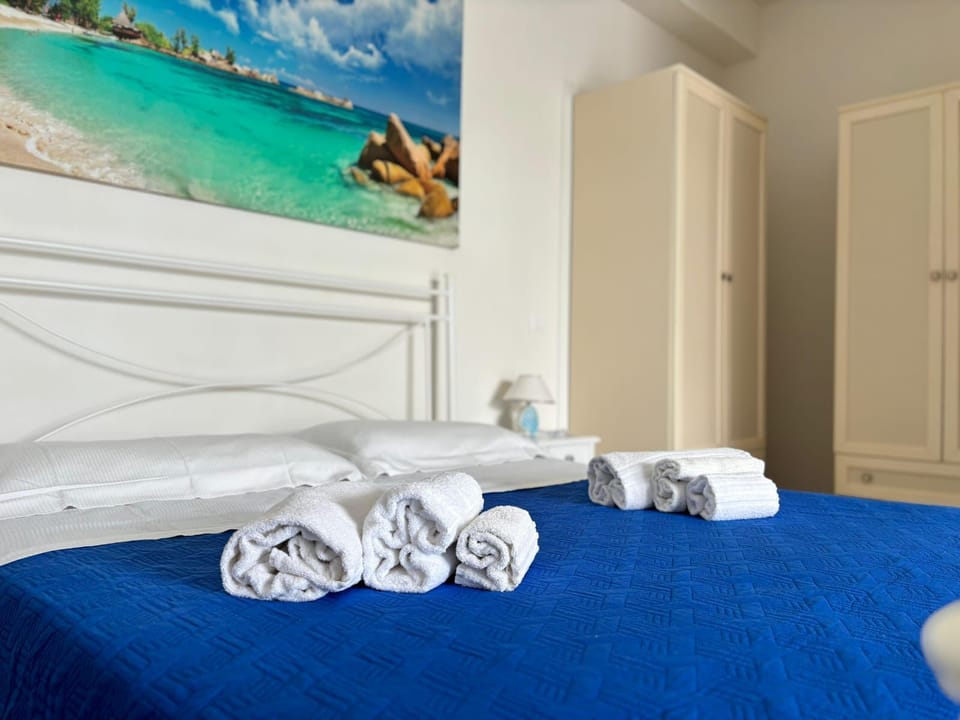 Triple Room, Kitchenette, Garden View | In-room safe