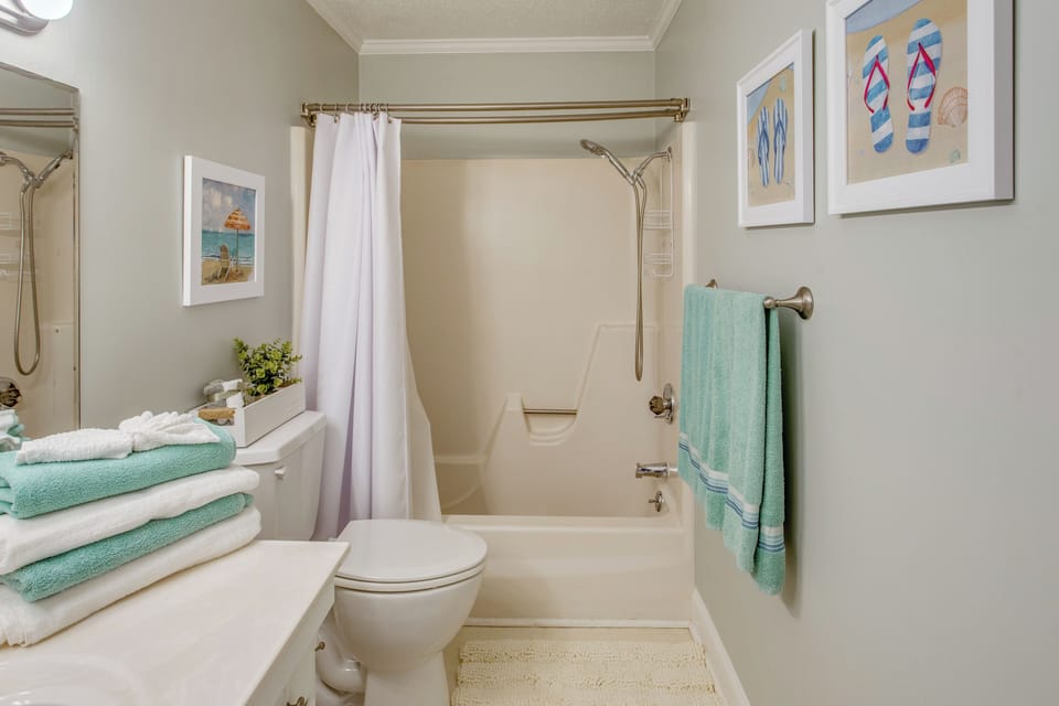 Unwind Poolside, Walk to Ocean! Myrtle Beach Haven Apartment in Myrtle Beach