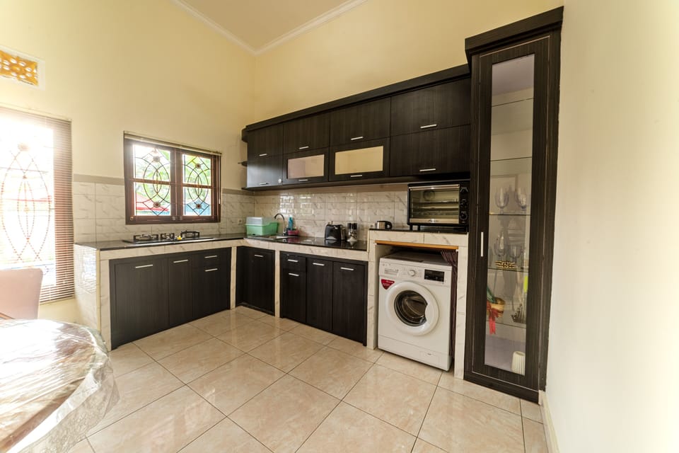 Fridge, cookware/dishes/utensils