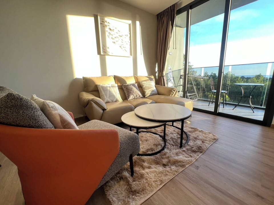 Apartment, 2 Bedrooms, Accessible, Smoking | Living room