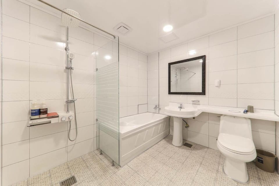 Combined shower/tub, free toiletries, slippers, towels