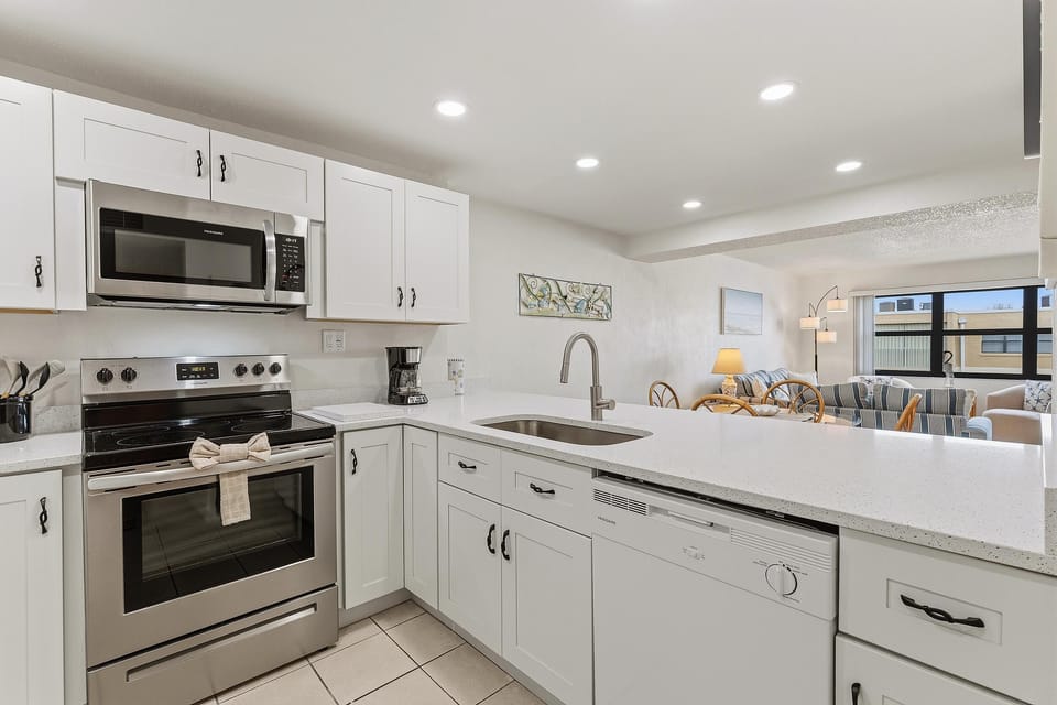 Condo, 1 King Bed with Sofa bed (Castle Reef 527) | Private kitchen