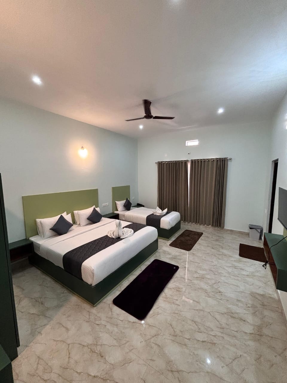 Superior Triple Room | Desk, laptop workspace, WiFi (free)