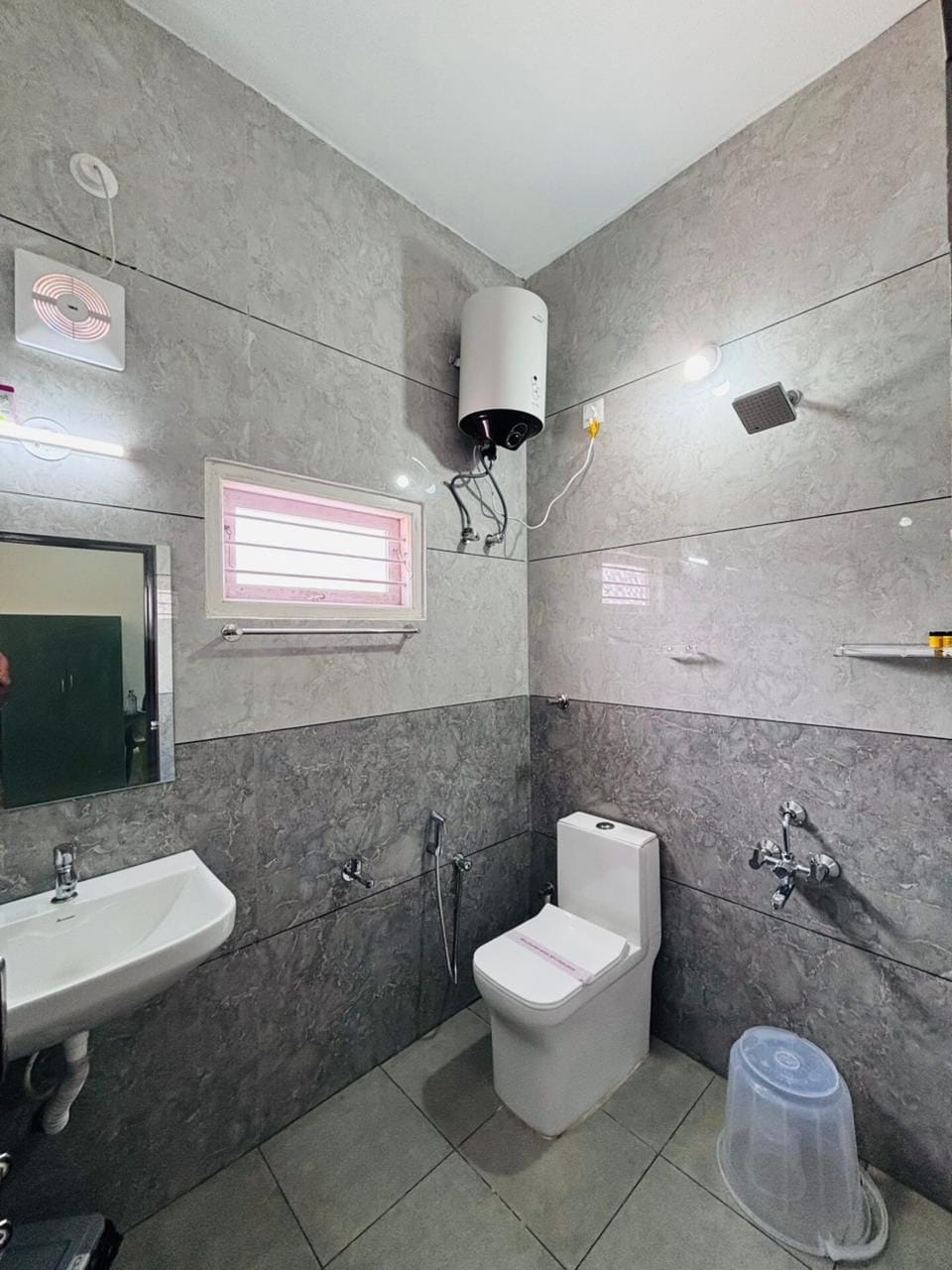 Deluxe Quadruple Room | Bathroom | Shower, hair dryer, towels, soap