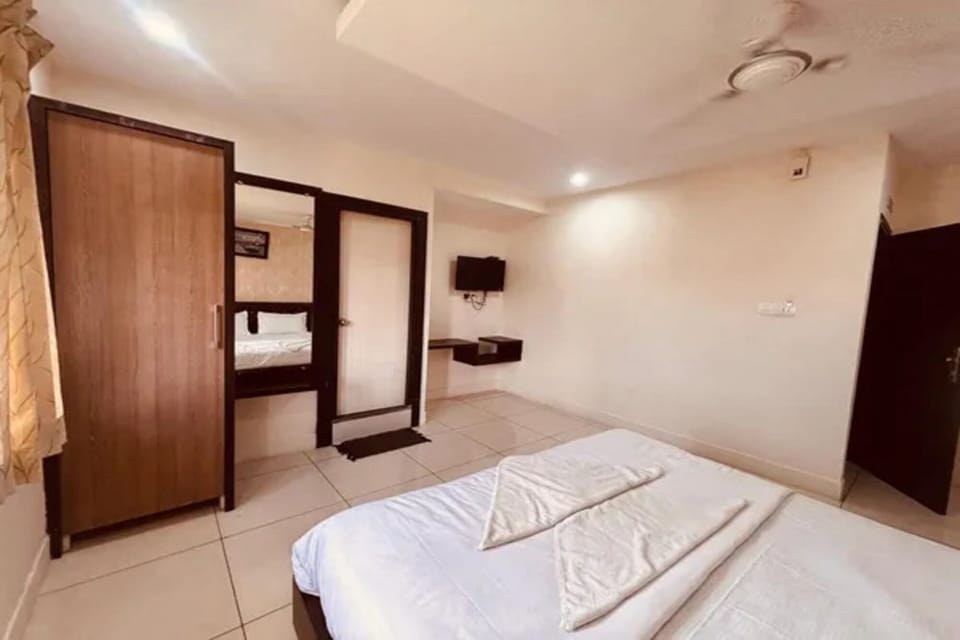Egyptian cotton sheets, premium bedding, in-room safe, desk